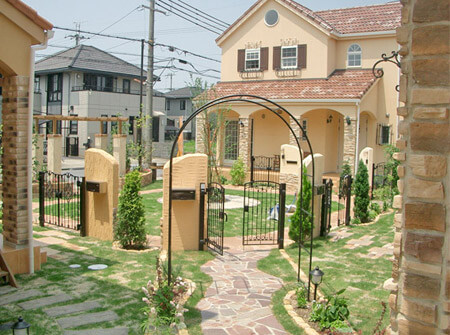 広い庭を5家族の家で囲まれたプラザスタイル│PLAZA STYLE プラザスタイル